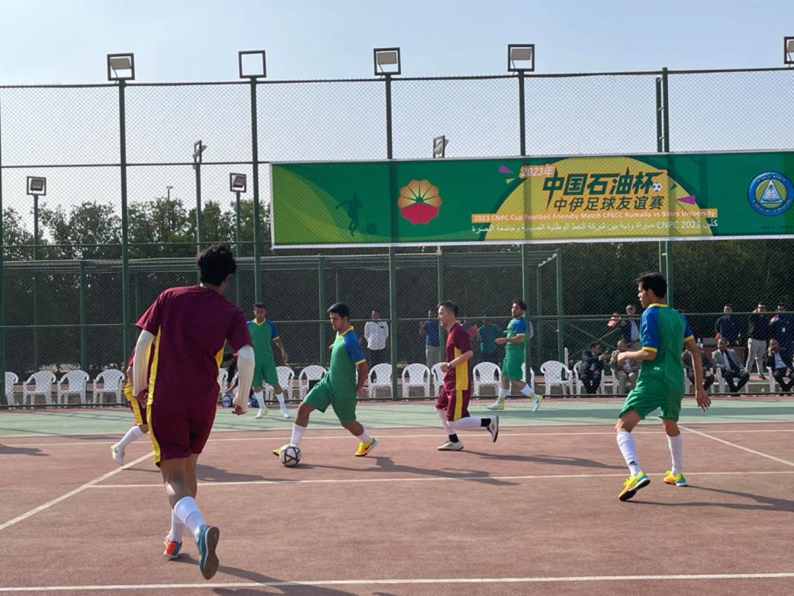 12月14日，中國石油（伊拉克）魯邁拉片區舉辦公共開放日和足球友誼賽。中國石油工程建設有限公司魯邁拉項目代表隊與巴士拉大學代表隊進行了比賽，巴士拉大學代表隊獲勝。文學軍攝