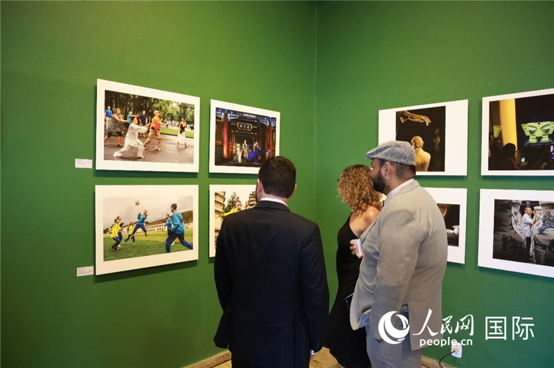 巴西民眾在攝影展作品前駐足欣賞。 人民網記者 陳海琪攝