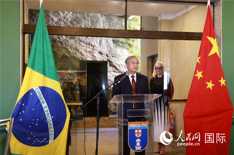 中國攝影家協會駐會副主席鄭更生在攝影展開幕式上致辭。 人民網記者 陳海琪攝