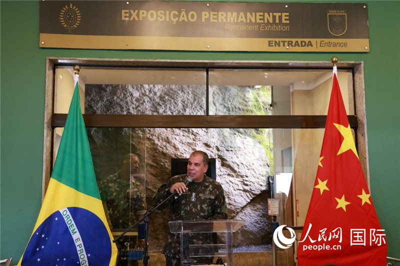 科帕卡瓦納要塞司令亞歷山大·羅伯托在攝影展開幕式上致辭。 人民網記者 陳海琪攝