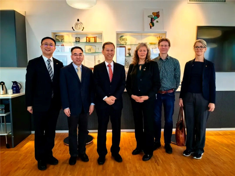 中國駐瑞典大使崔愛民（左三）會見瑞典農(nóng)業(yè)大學(xué)校長薇迪（左四）。中國駐瑞典大使館供圖。