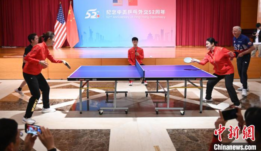 當(dāng)?shù)貢r間12月13日，中國駐美使館在華盛頓舉辦慶祝活動紀(jì)念中美乒乓外交52周年。圖為丁寧、劉偉、戴爾等中美運(yùn)動員上演混雙表演賽。中新社記者 陳孟統(tǒng) 攝