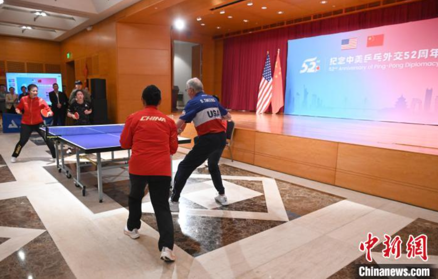 當(dāng)?shù)貢r間12月13日，中國駐美使館在華盛頓舉辦慶祝活動紀(jì)念中美乒乓外交52周年。圖為丁寧、劉偉、戴爾等中美運(yùn)動員上演混雙表演賽。中新社記者 陳孟統(tǒng) 攝