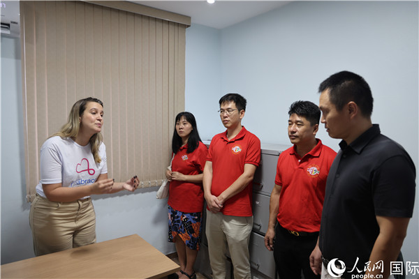 王尉育等人參觀并了解協(xié)會(huì)活動(dòng)場(chǎng)所及設(shè)施。人民網(wǎng)記者 時(shí)元皓攝