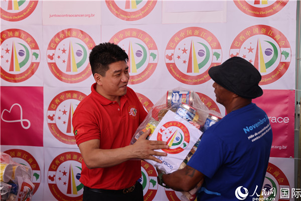 鄭俠茂向癌癥患者捐贈(zèng)食品籃。人民網(wǎng)記者 時(shí)元皓攝