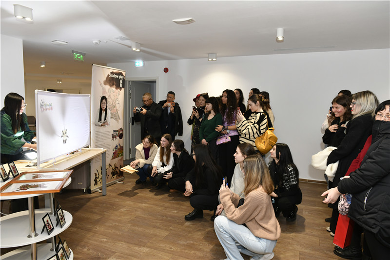 圖為觀眾欣賞帶有“你好中國”標(biāo)識的皮影展示。 布加勒斯特中國文化中心供圖。