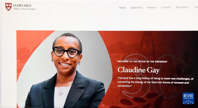 美國媒體1月2日報道，哈佛大學校長蓋伊宣布辭職。這是1月2日拍攝的有蓋伊照片的哈佛大學官網校長辦公室頁面。新華社記者李睿 攝