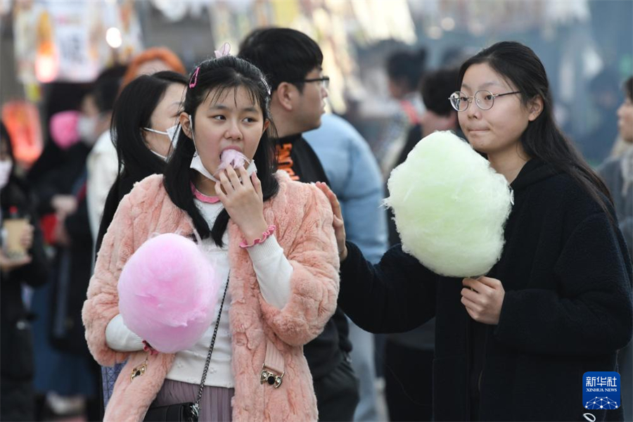 1月5日，在日本名古屋市第18屆“名古屋中國春節祭”上，游客品嘗棉花糖。新華社記者 岳晨星 攝