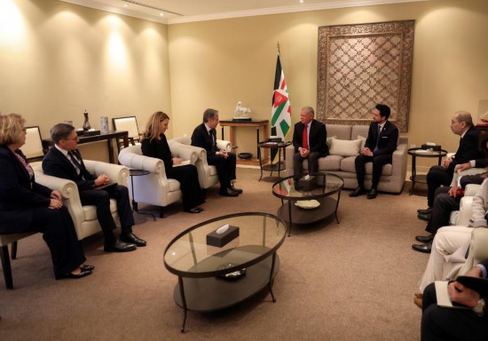 1月7日,約旦國王阿卜杜拉二世(中右)在安曼會見到訪的美國國務卿布林肯(中左)。新華社發(約旦王宮供圖)