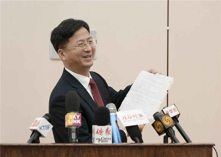 張建敏總領事向媒體展示領區小學生來信。中國駐舊金山總領館供圖