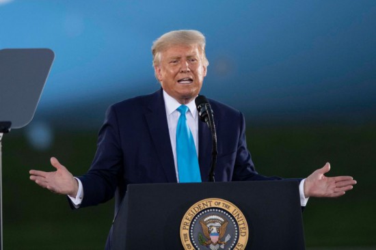 這是2020年9月3日時(shí)任美國總統(tǒng)特朗普在美國賓夕法尼亞州拉特羅布參加競選集會(huì)的資料照片。新華社記者劉杰攝