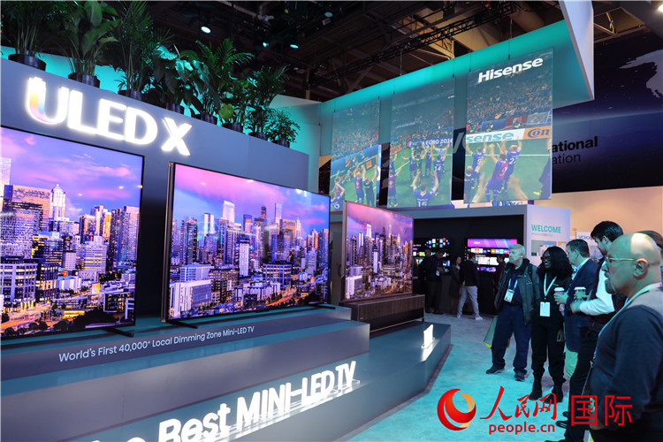在2024年美國消費電子展上，人們駐足觀看中國企業海信推出的ULED X系列電視110UX，該產品獲得“2024年美國消費電子展創新獎”。人民網記者 李志偉攝