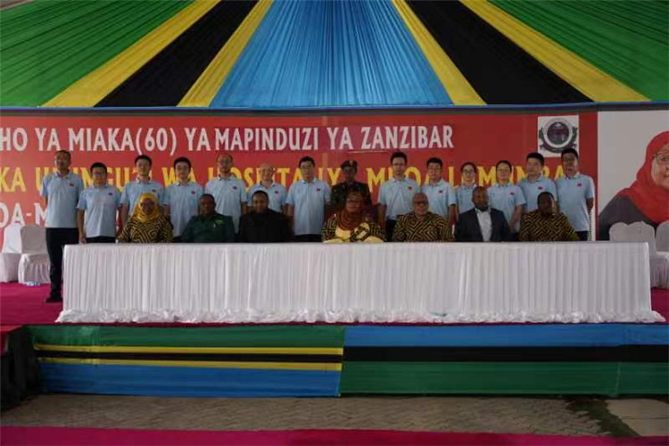 坦桑尼亞政要與中國醫療隊合影。中國（江蘇）第33期援桑給巴爾醫療隊供圖