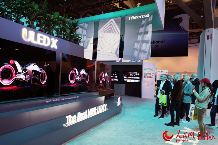 海信在此次展會上推出ULED X系列電視110UX，是全球首臺4萬+分區MiniLED電視，斬獲2024年美國消費電子展創新獎。人民網記者 李志偉攝