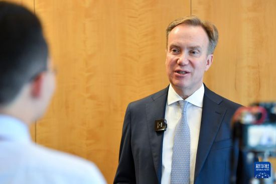 1月9日,在瑞士日內(nèi)瓦,世界經(jīng)濟論壇總裁博爾格·布倫德接受新華社記者專訪。新華社記者 連漪 攝