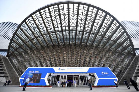 2023年10月30日，參會嘉賓步入長沙國際會議中心。當日，以“全球發展 共享安全”為主題的博鰲亞洲論壇全球經濟發展與安全論壇第二屆大會在湖南長沙開幕。新華社記者 陳振海 攝