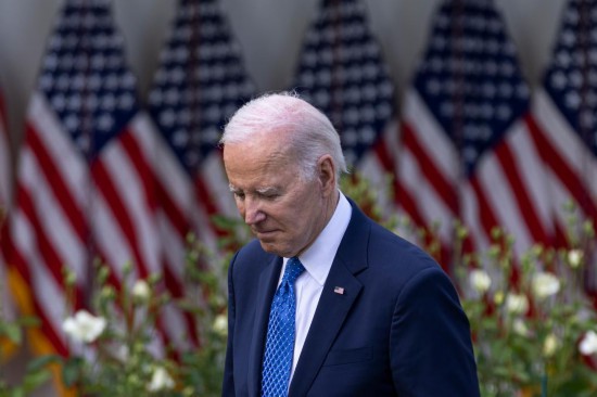 2023年4月24日，美國總統拜登在首都華盛頓白宮出席活動。新華社發（亞倫攝）