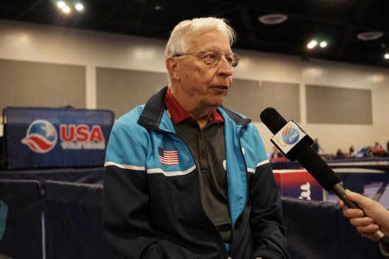 2023年12月16日，中美“乒乓外交”親歷者戴爾·斯威里斯在2023年美國乒乓球公開賽老年組比賽間隙接受新華社記者專訪。