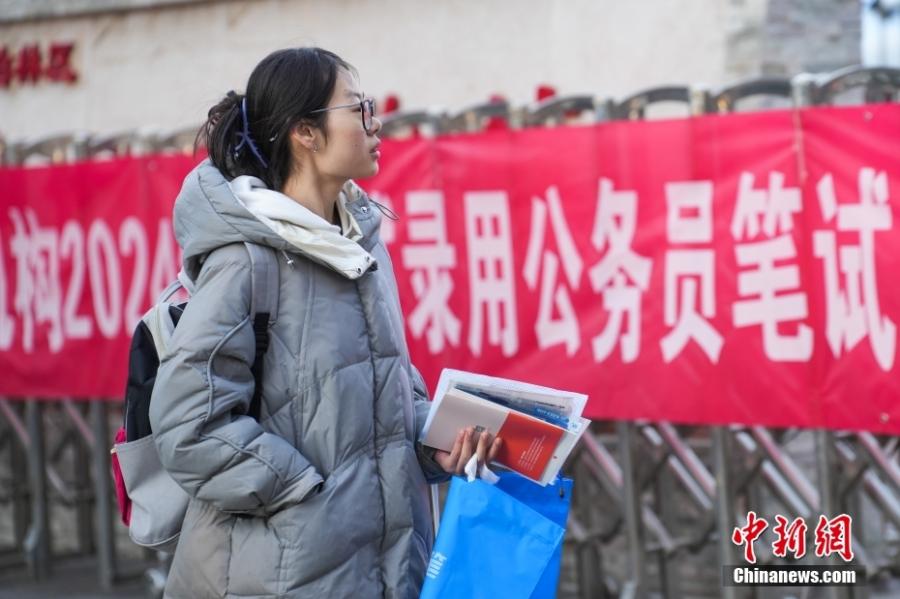 2023年11月26日，山西省太原市，考生步入考場(chǎng)。當(dāng)日，中央機(jī)關(guān)及其直屬機(jī)構(gòu)2024年度考試錄用公務(wù)員公共科目筆試舉行。<a target='_blank' href='/'><p  align=