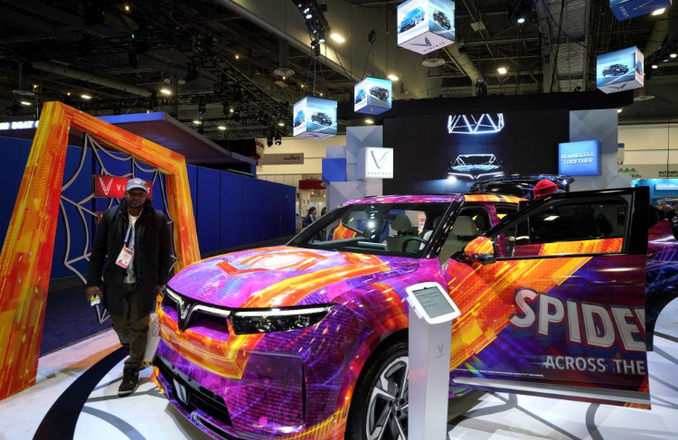 1月11日，人們?cè)诿绹?guó)拉斯維加斯消費(fèi)電子展越南電動(dòng)汽車制造商VinFast展臺(tái)參觀。新華社記者吳曉凌攝