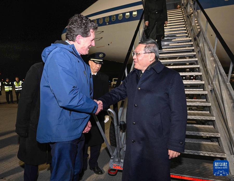 當(dāng)?shù)貢r(shí)間1月16日晚，應(yīng)愛爾蘭總理瓦拉德卡邀請，國務(wù)院總理李強(qiáng)乘包機(jī)抵達(dá)都柏林國際機(jī)場，開始對愛爾蘭進(jìn)行正式訪問。愛爾蘭環(huán)境、氣候與通訊部長兼交通部長瑞安等到機(jī)場迎接。新華社記者 饒愛民 攝