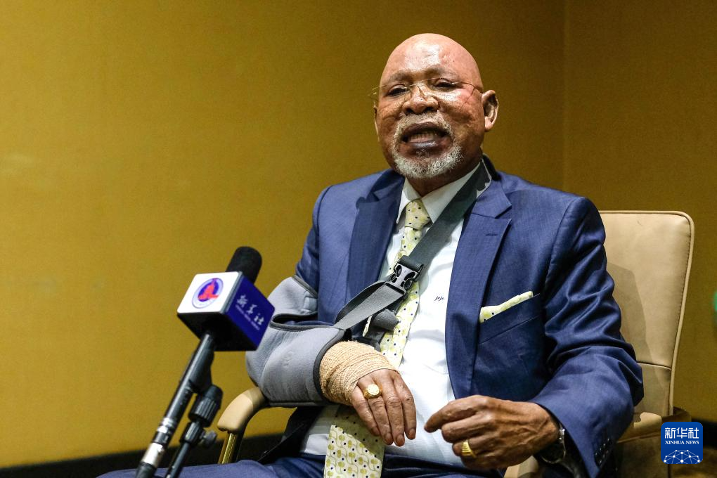 1月15日，烏干達外長奧東戈在坎帕拉舉行的不結(jié)盟運動第19次峰會高級別官員會議期間接受新華社記者專訪。新華社發(fā)（阿佳拉·納瓦達攝）