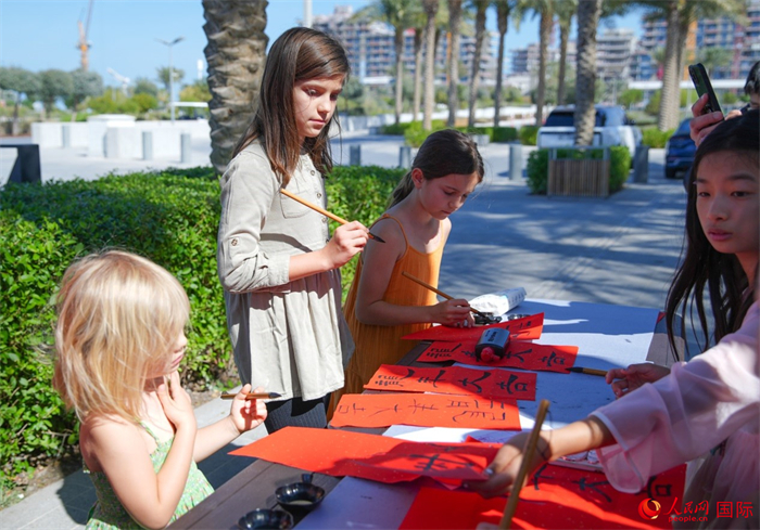 小朋友體驗書法創作。人民網 塔里克·易卜拉欣攝