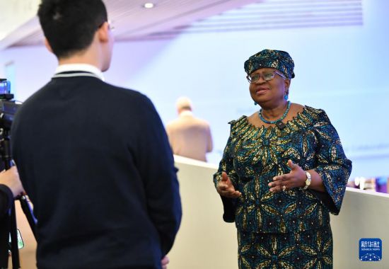 1月18日，世界貿易組織總干事伊維拉在瑞士達沃斯舉行的世界經濟論壇2024年年會期間接受新華社記者專訪。新華社記者 連漪 攝