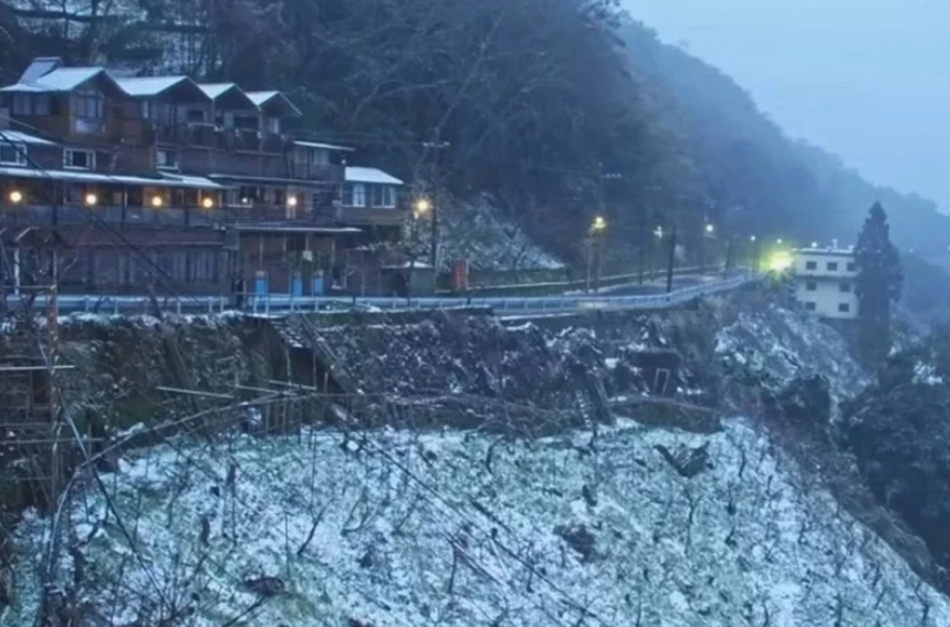桃園市觀光旅游局22日新啟用的“上巴陵實時影像”的鏡頭下,現場呈現雪景。圖片來源:桃園市觀光旅游局。
