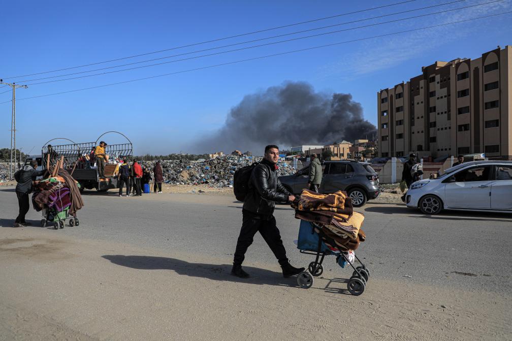 1月22日，在加沙地帶南部城市汗尤尼斯，人們逃離家園。新華社發（里澤克·阿卜杜勒賈瓦德攝）