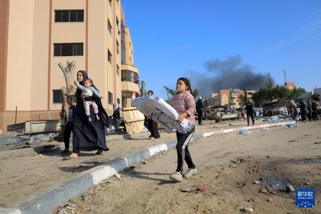 1月22日，加沙地帶南部城市汗尤尼斯遭到以軍攻擊后升起濃煙。新華社發（里澤克·阿卜杜勒賈瓦德攝）