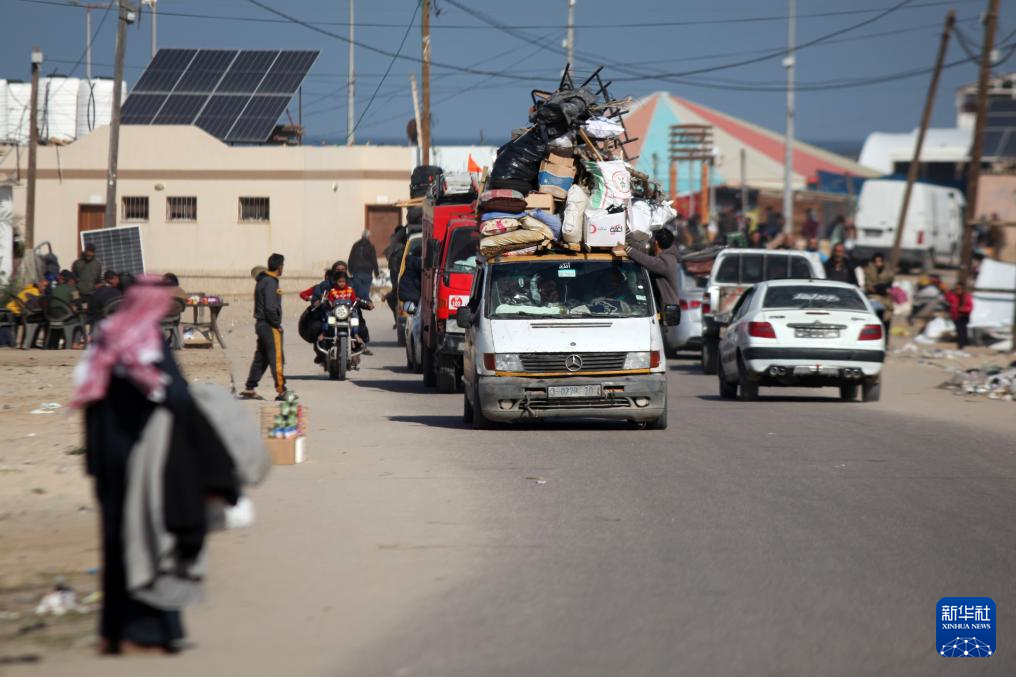 1月22日，在加沙地帶南部城市汗尤尼斯，人們逃離家園。新華社發（里澤克·阿卜杜勒賈瓦德攝）