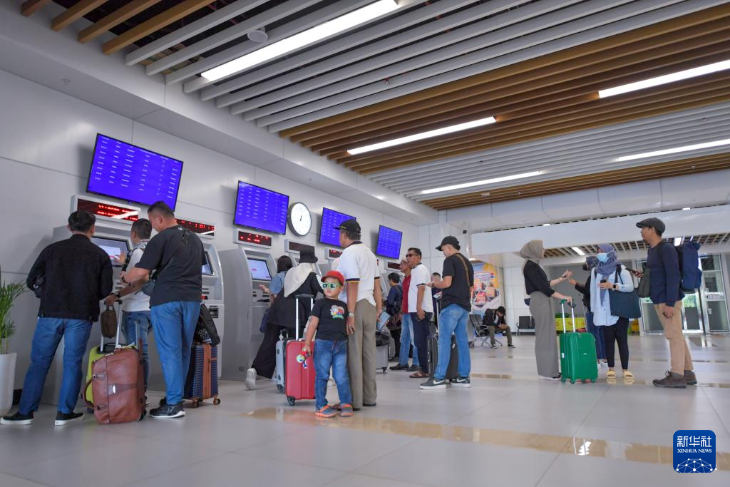 1月24日，在印度尼西亞雅加達哈利姆站，乘客使用自助取票機。新華社記者 徐欽 攝