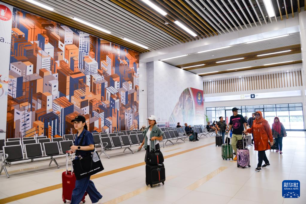 1月24日，在印度尼西亞雅加達哈利姆站，乘客在候車大廳內行走。新華社記者 徐欽 攝