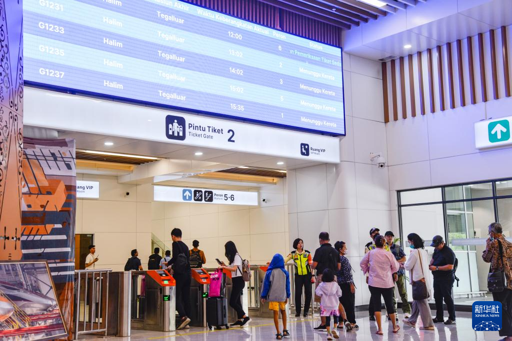 1月24日，在印度尼西亞雅加達哈利姆站候車大廳，乘客刷票前往站臺。新華社記者 徐欽 攝