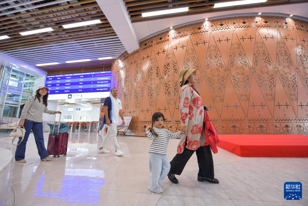 1月24日，在印度尼西亞雅加達哈利姆站，乘客在候車大廳內行走。新華社記者 徐欽 攝