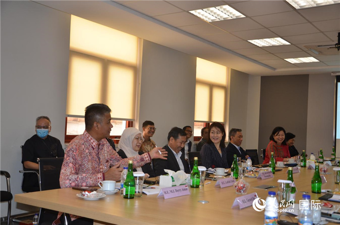 參訪嘉賓與五菱印尼公司負責人交流。人民網記者 李培松攝