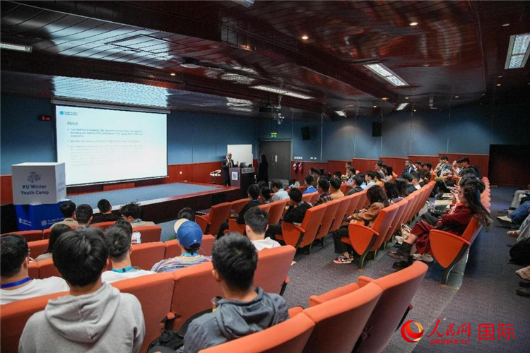 圖為23日，中國學生在聽取講座。人民網塔里克·易卜拉欣攝