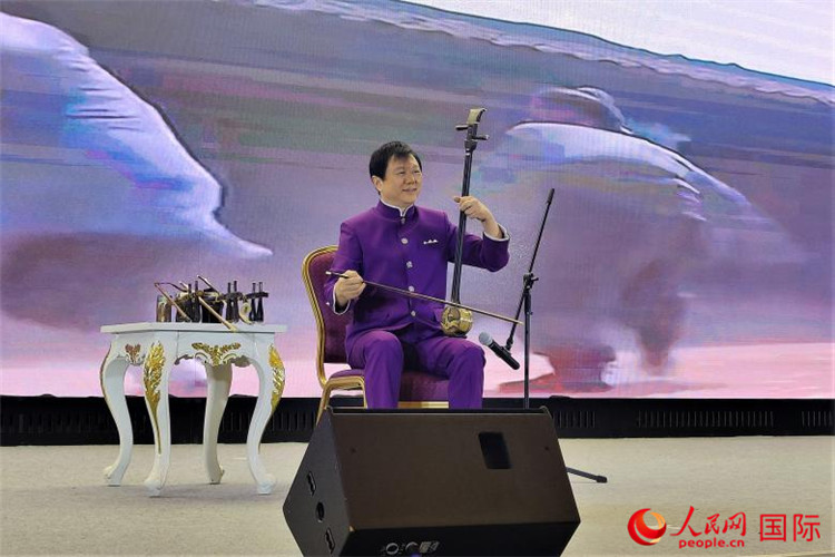 二胡演奏家、國(guó)家一級(jí)演員王之輝演奏《新春樂》。人民網(wǎng)記者 于宏建攝