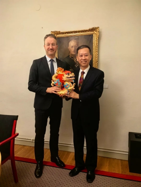 中國駐瑞典大使崔愛民（右）會(huì)見瑞典外交部外貿(mào)總司長嚴(yán)波（左）。中國駐瑞典大使館供圖