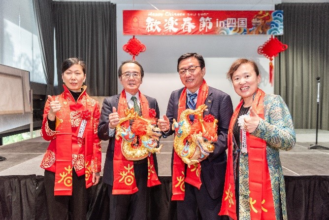 向池田知事、大西市長(zhǎng)贈(zèng)送“歡樂(lè)春節(jié)“吉祥龍。從左到右為魏有美副總領(lǐng)事、池田豊人知事、大西秀人市長(zhǎng)、馬曉琛主任。中國(guó)駐大阪旅游辦事處供圖
