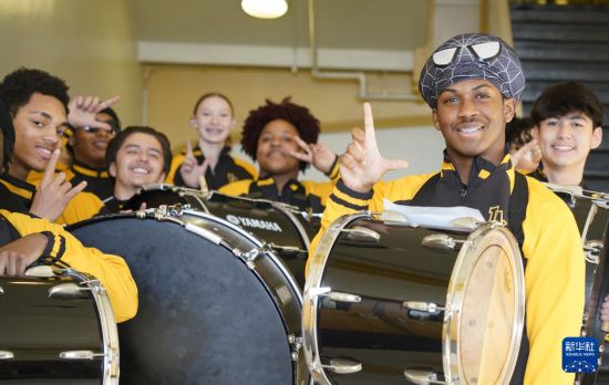 1月30日，在美國華盛頓州塔科馬市林肯中學(xué)，學(xué)校鼓樂隊準(zhǔn)備在美國中學(xué)生赴華交流歡送儀式上表演。新華社記者 吳曉凌 攝