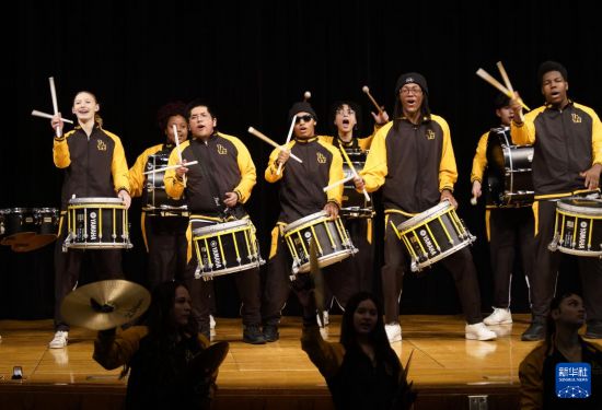 1月30日，在美國華盛頓州塔科馬市林肯中學(xué)，學(xué)校鼓樂隊在美國中學(xué)生赴華交流歡送儀式上表演。新華社記者 吳曉凌 攝