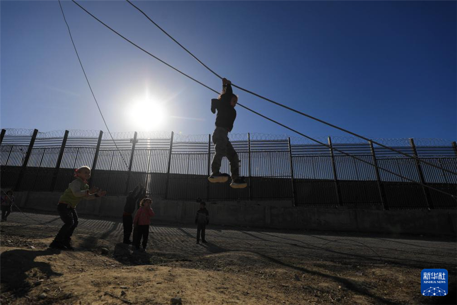 1月31日，在加沙地帶南部城市拉法同埃及邊境地區，巴勒斯坦兒童在玩耍。新華社發（亞西爾·庫迪攝）
