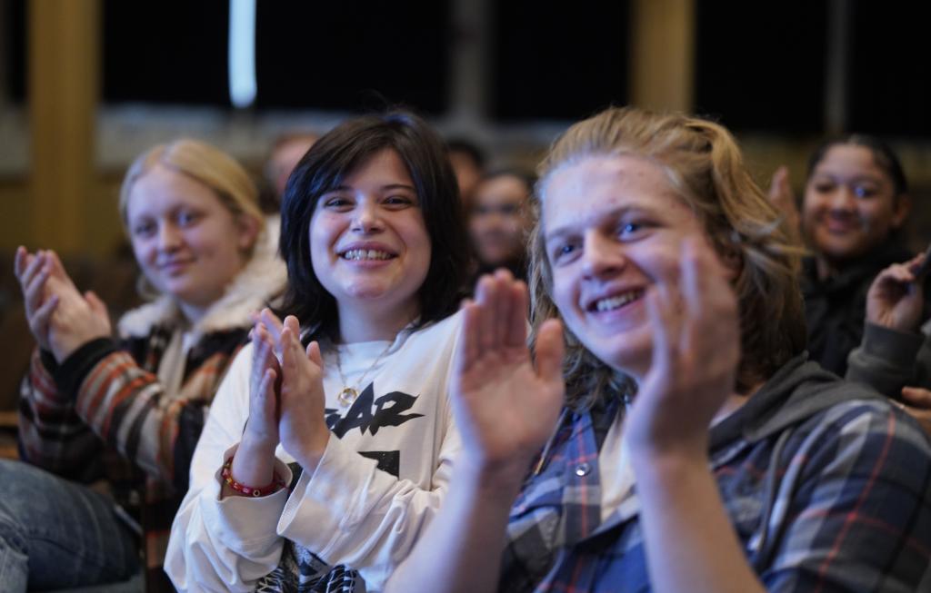 1月30日，在美國華盛頓州塔科馬市林肯中學，將于3月啟程赴華交流的林肯中學12年級學生蒙特塞拉特·羅梅羅-羅查（中）參加美國中學生赴華交流歡送儀式。新華社記者 吳曉凌 攝