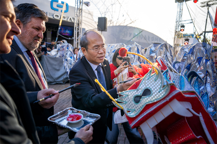 中國駐希臘大使館大使肖軍正與希方嘉賓為舞龍點睛。《中希時報》供圖