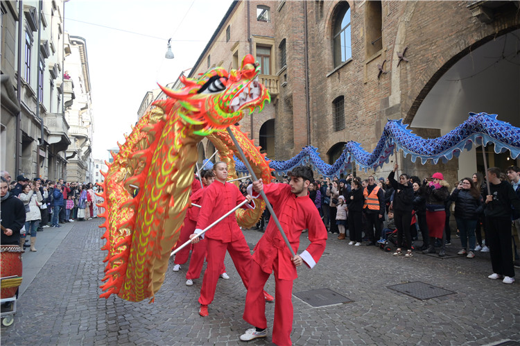 當地武術學院進行舞龍表演。張錫琪攝