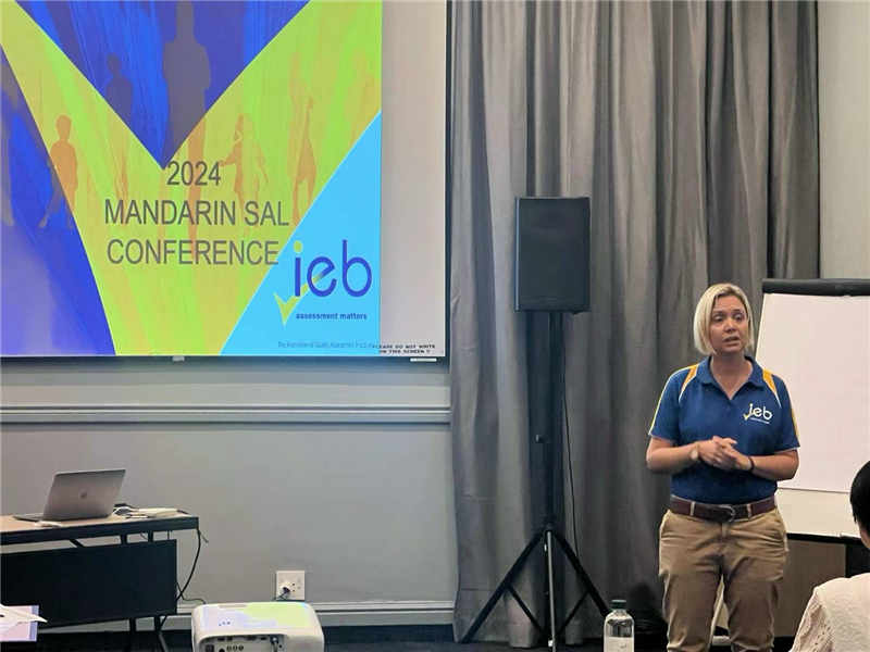 羅賓·莫瓦特女士對2023年“南非漢語高考”情況進行數據分析總結。（圖片來源：南非中國文化和國際教育交流中心孔子課堂）