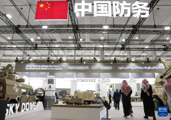 2月5日，在沙特阿拉伯利雅得，人們在中國展區(qū)參觀。新華社記者 王東震 攝