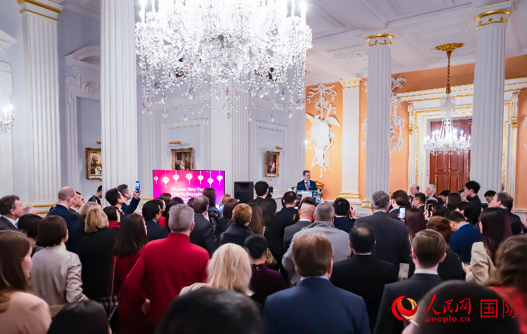 圖為2024 年倫敦金融城中國新年慈善酒會現場。人民網 郭錦標攝